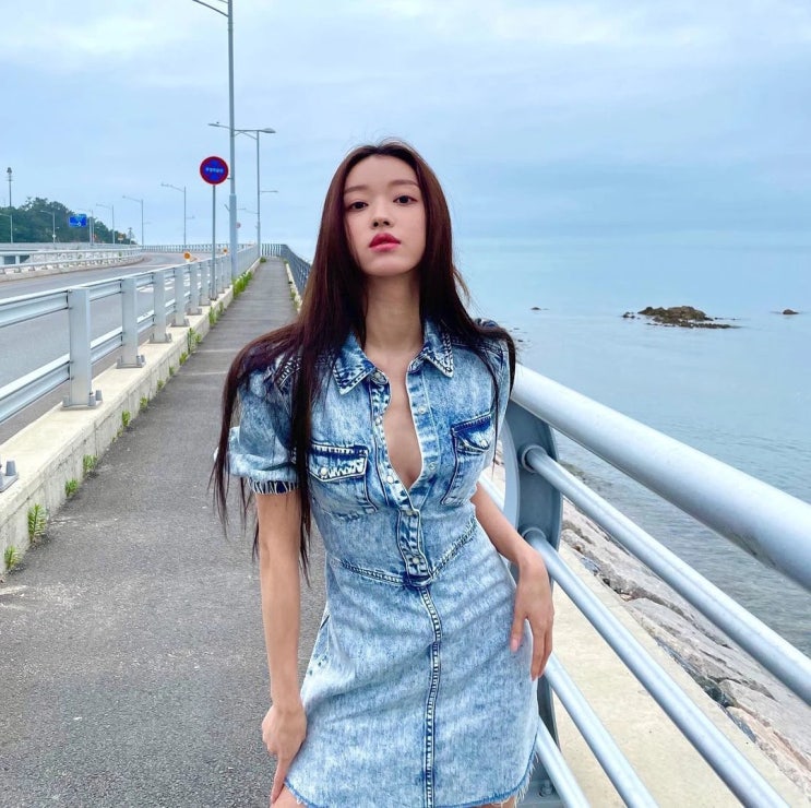오마이걸 유아, 데님 원피스 단추 풀고 야외 촬영 중...파격 노출에 팬들이 남긴 댓글 오마이걸 유아, 데님 원피스 단추 풀고 야외 촬영 중...파격 노출에 팬들이 남긴 댓글