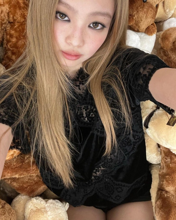 '인간 샤넬' 블랙핑크 제니, 다양한 아이템을 완벽하게 소화하는 글로벌 앰버서더의 도회적 분위기 '인간 샤넬' 블랙핑크 제니, 다양한 아이템을 완벽하게 소화하는 글로벌 앰버서더의 도회적 분위기