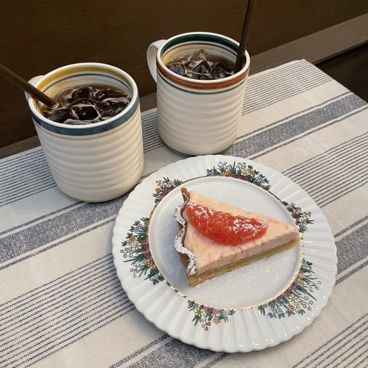  홍대 연남동: 아늑한 타르트 맛집 - 카페 브론시스 