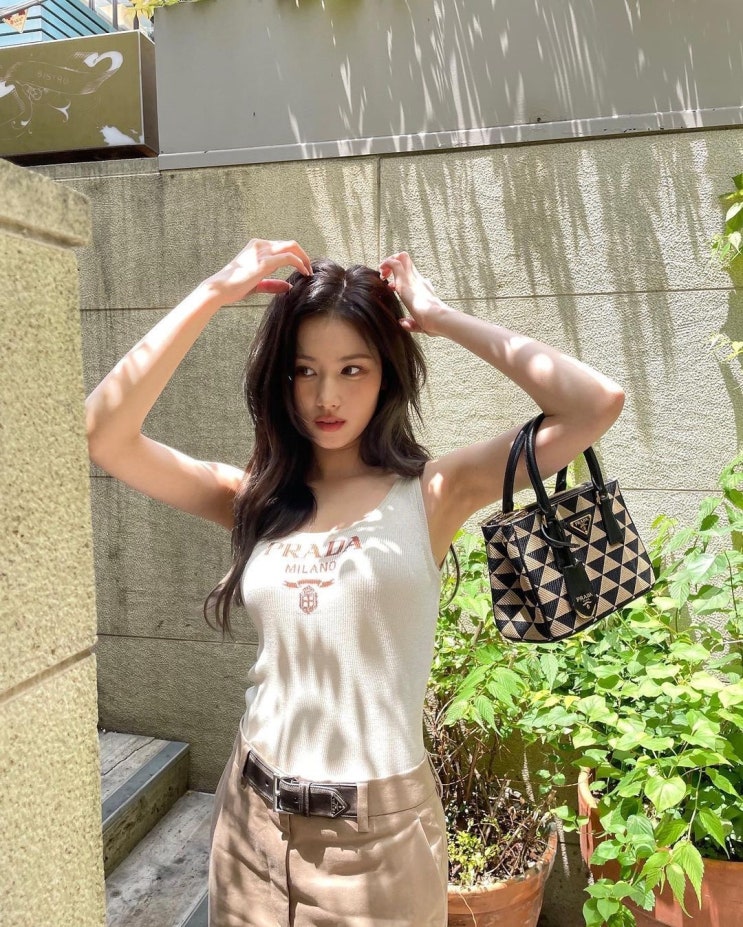 트와이스 사나, 민소매 티셔츠에 와이드 팬츠 입고 최근 흑발로 헤어 스타일 변신 눈길 트와이스 사나, 민소매 티셔츠에 와이드 팬츠 입고 최근 흑발로 헤어 스타일 변신 눈길