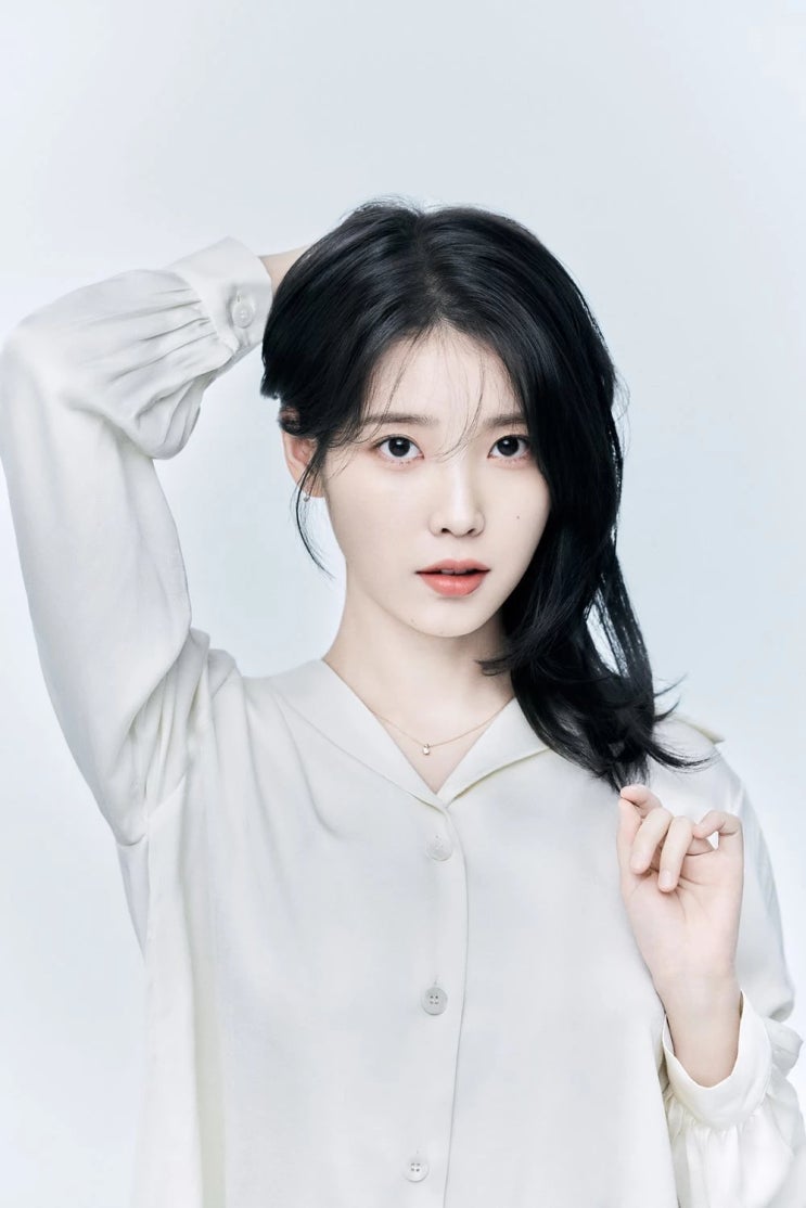 해외 팬 만난 아이유, 팬이 갑자기 사인 요청하자...팬 질문에 답변하는 현실 반응 해외 팬 만난 아이유, 팬이 갑자기 사인 요청하자...팬 질문에 답변하는 현실 반응