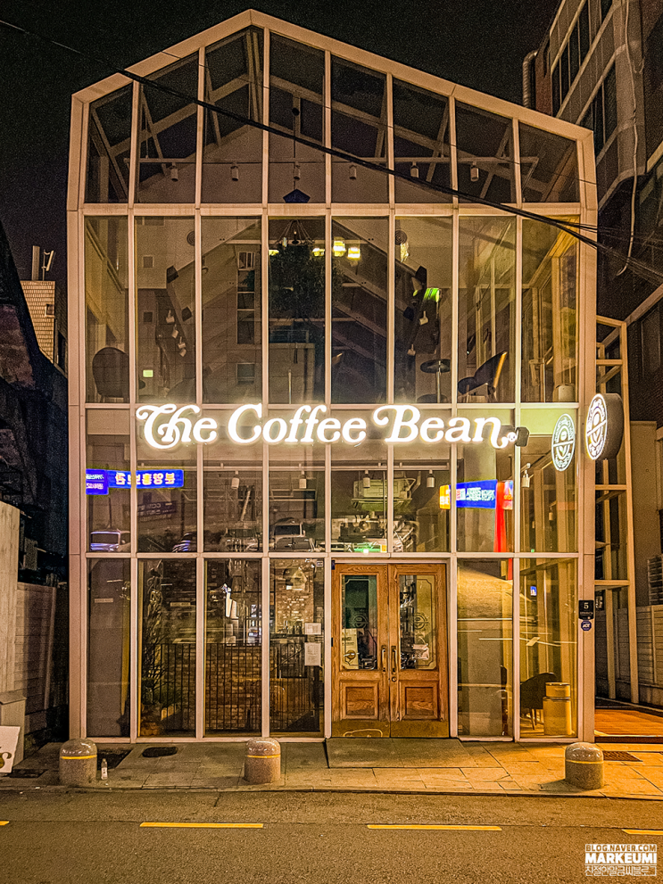 모던과 빈티지가 공존하는 논현역 카페 : 커피빈 잠원논현역점