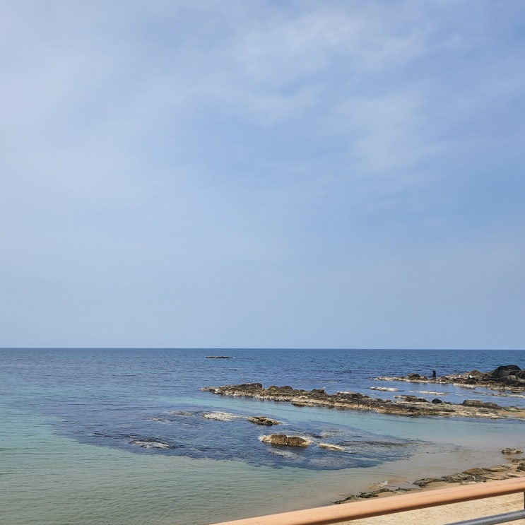  잔잔한 소돌 해변 앞 강릉 주문진 카페, 소돌엔