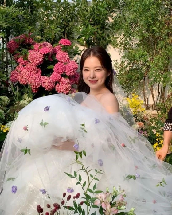 속옷 모델 겸 유튜버 하늘, 웨딩드레스 자태 공개하며 결혼 예고 "곧 천천히 이야기 담을 것" 속옷 모델 겸 유튜버 하늘, 웨딩드레스 자태 공개하며 결혼 예고 "곧 천천히 이야기 담을 것"