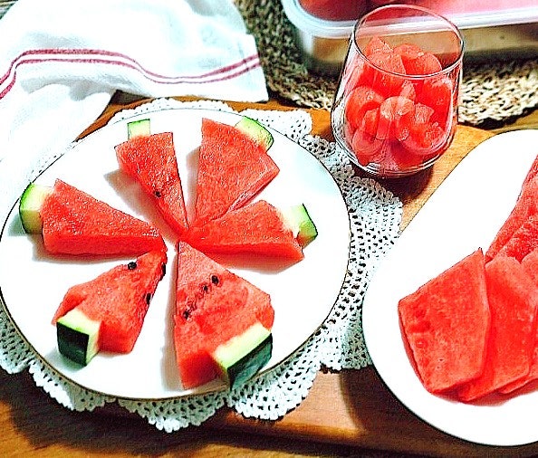  먹기좋게 수박 자르기 썰기 써는법 자르는법 맛있는 수박 고르는법 암수박 숫수박 수박암수 구별하기