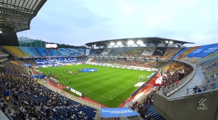 <b>수원 삼성</b> 블루윙즈와 서울 FC 축구 <b>관중</b>과 경마 <b>관중</b> 모습... 