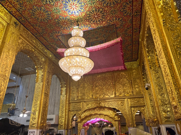  인도 델리의 무료로 갈 수 있는 화려한 힌두교 사원 구루드와라 쉬리 방글라 사힙(Gurudwara Shri Bangla Sahib)