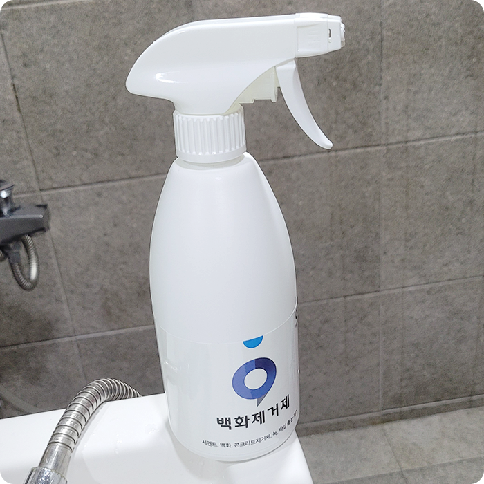 욕실 타일의 지저분한 백화현상에는 청원상사 백화 제거제로 해결할 수 있습니다. 욕실 타일의 지저분한 백화현상에는 청원상사 백화 제거제로 해결할 수 있습니다.