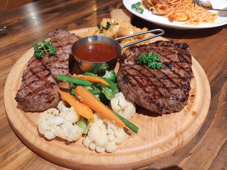  [호치민/1군] 현지인들에게 인기있는 스테이크 맛집 "토핑비프 (topping beef)" - 부드러운 호주산 립아이와 스트립