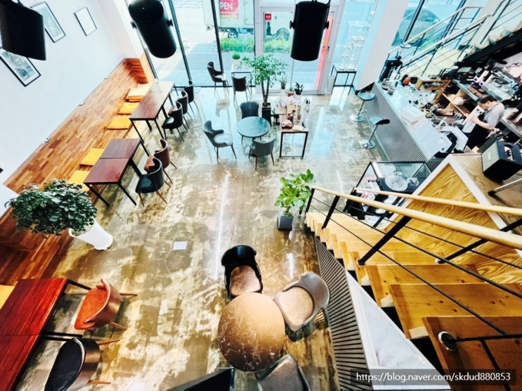  최고급 생두로 직접 로스팅 하는  핸드 드립 커피전문 원주 로스터리 카페 단계동 “The UM”카페