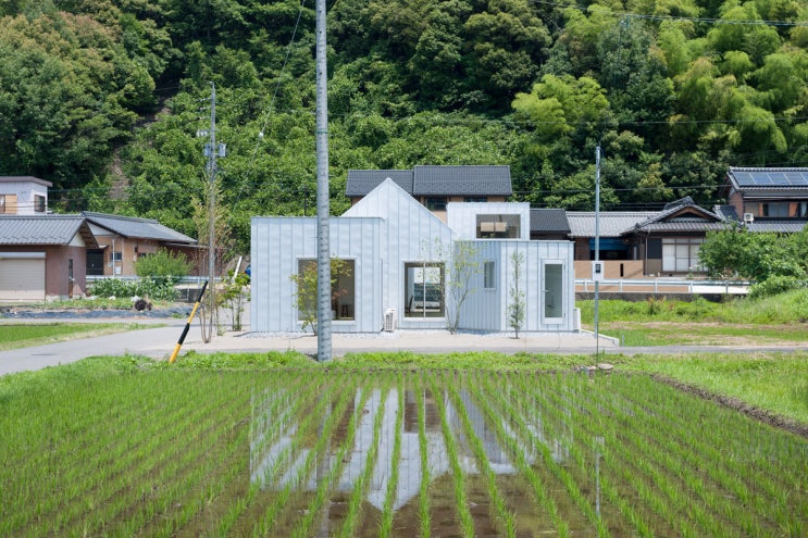 본체에 달아낸 6개 블럭 구성 전원주택 짓기