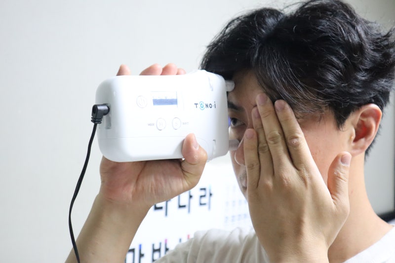눈건강 위한 비접촉 휴대용 안압측정기 토노아이 사용기