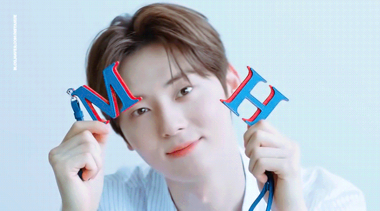 마이보그 황민현 왓츠인마이백 리모와 러기지 / 여름 향수 / 버킷햇 / 선글라스 / 립밤 / 폰케이스 / 쿨링오일 애장템 보정 움짤! 마이보그 황민현 왓츠인마이백 리모와 러기지 / 여름 향수 / 버킷햇 / 선글라스 / 립밤 / 폰케이스 / 쿨링오일 애장템 보정 움짤!