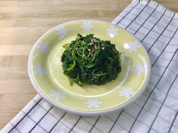  식탁 위의 명약 깻잎나물 무침으로 더운 여름 철분 챙기세요.