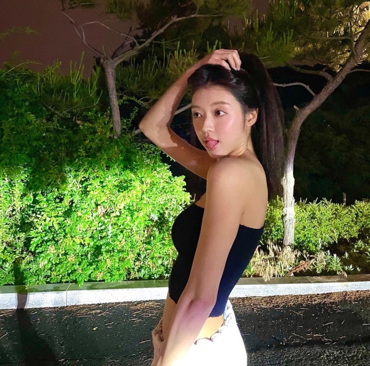 오마이걸 유아, 검은색 탱크톱 입고 혀 낼름 내밀며 귀여운 모습으로 화끈한 패션 센스 공개 오마이걸 유아, 검은색 탱크톱 입고 혀 낼름 내밀며 귀여운 모습으로 화끈한 패션 센스 공개