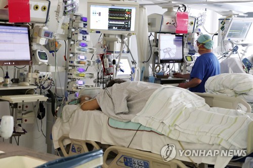"완치자도 쉽게 감염"…코로나19 변이 재유행 우려 속 사망자 급증 가능성 나와 "완치자도 쉽게 감염"…코로나19 변이 재유행 우려 속 사망자 급증 가능성 나와