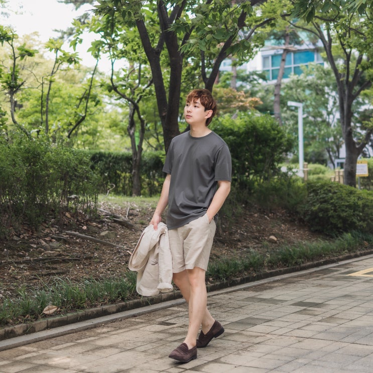  간결하고 아름다운 컬러의 기본 반팔티, 30대 남자 여름코디 추천