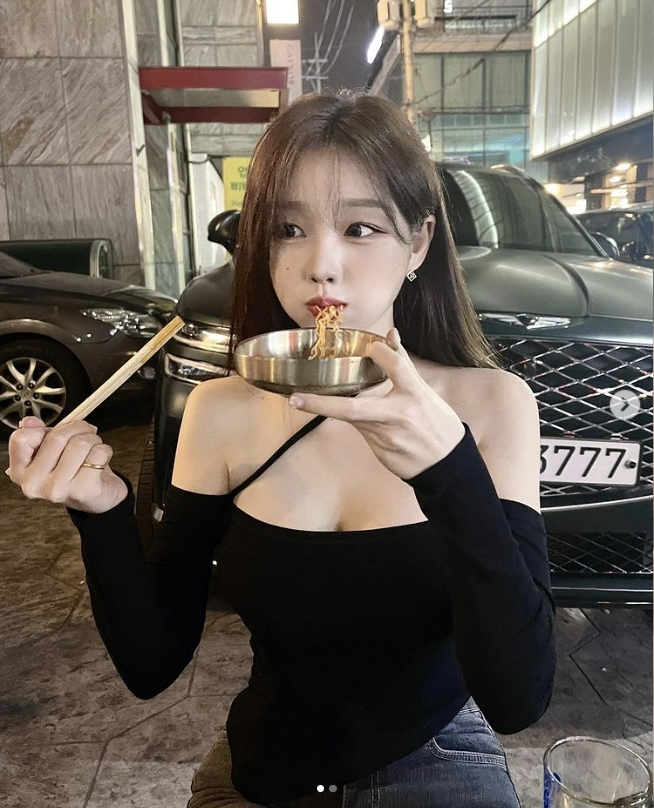 유명 BJ 한갱, 속옷 드러낸 채 재킷과 바지 입어...여름 냉면 먹는 모습도 귀여워 유명 BJ 한갱, 속옷 드러낸 채 재킷과 바지 입어...여름 냉면 먹는 모습도 귀여워