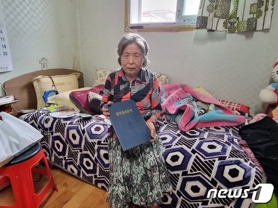 “참전 남편 평생 간호했는데, 국가로부터 받는 거 하나도 없어” “참전 남편 평생 간호했는데, 국가로부터 받는 거 하나도 없어”