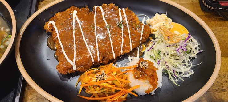  경기도 수원에서 최고급 돈까스 맛집인 [무공돈까스] 입니다.