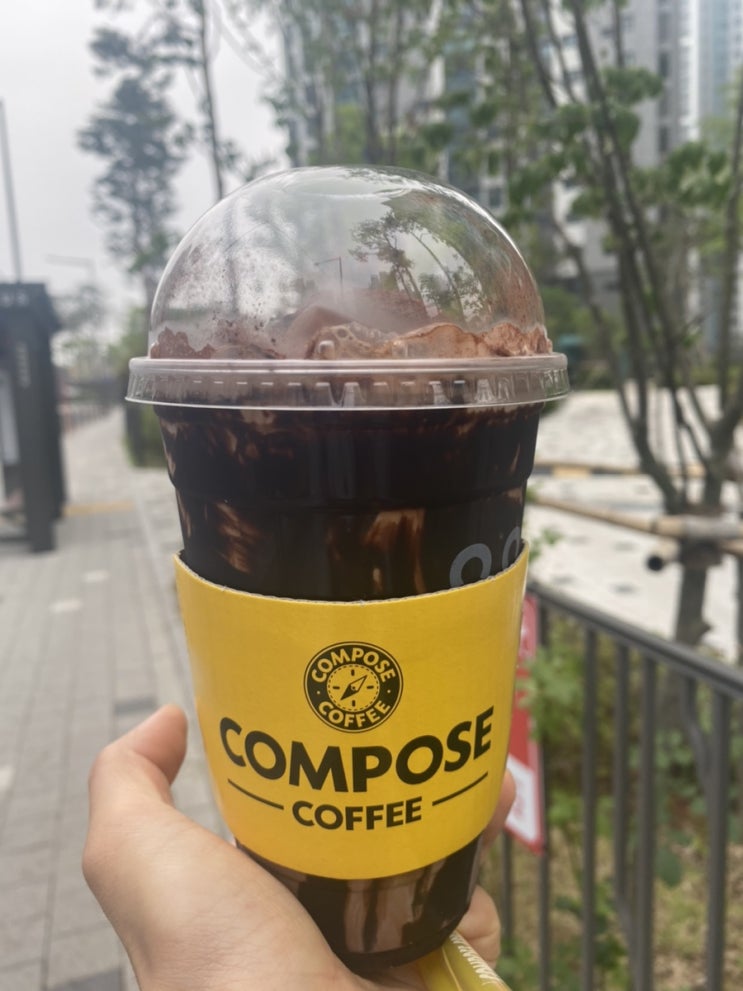  컴포즈신메뉴 생초콜렛라떼 저도 먹어보았어요.