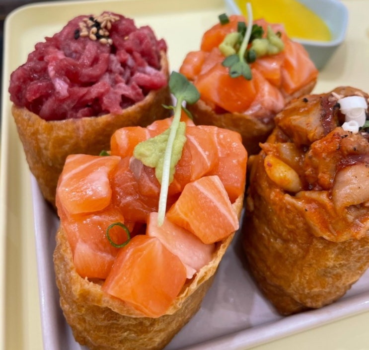  토핑 가득한 유부초밥 홍대 맛집 [모모유부]