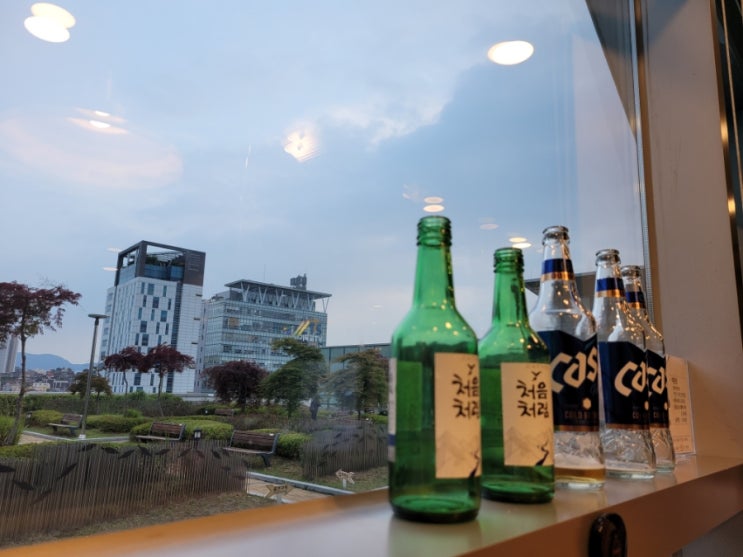 어제는 간만에 옛 친구들을 만났습니다. 어제는 간만에 옛 친구들을 만났습니다.