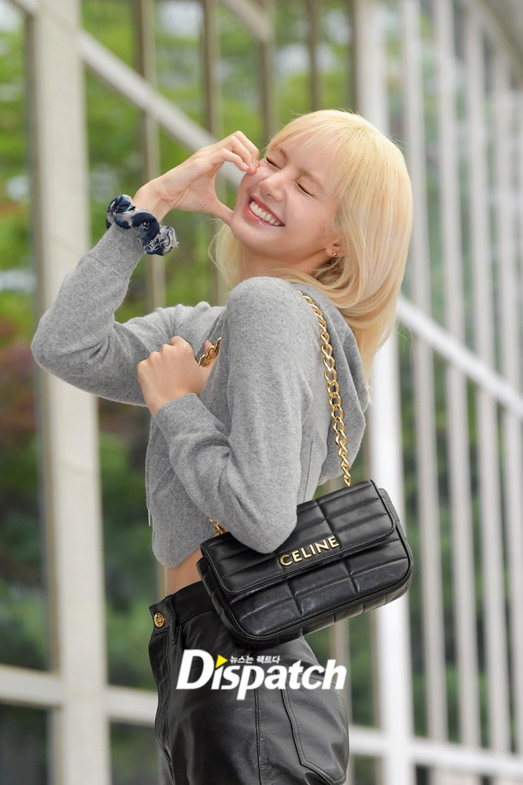 블랙핑크 리사, 가죽 팬츠에 크롭탑을 매치해 인형 같은 스타일...."파리 다녀올게요" 블랙핑크 리사, 가죽 팬츠에 크롭탑을 매치해 인형 같은 스타일...."파리 다녀올게요"