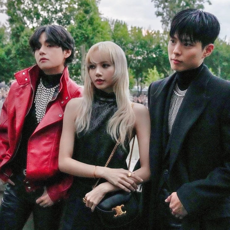 셀린느 전용기 타고 파리 패션쇼 간 BTS 뷔와 블랙핑크 리사, 배우 박보검의 우월한 비주얼 셀린느 전용기 타고 파리 패션쇼 간 BTS 뷔와 블랙핑크 리사, 배우 박보검의 우월한 비주얼