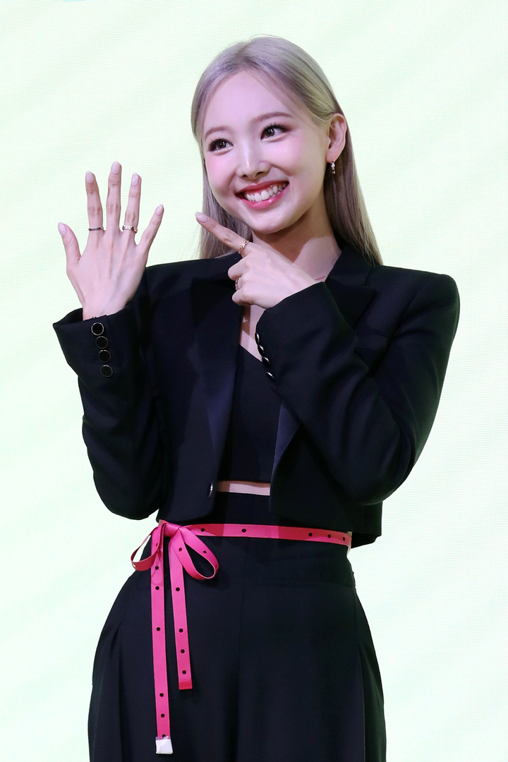 아이브 멤버 장원영, 대선배 트와이스 나연 "생방송 중에..." 실수에 대처한 행동 눈길 아이브 멤버 장원영, 대선배 트와이스 나연 "생방송 중에..." 실수에 대처한 행동 눈길