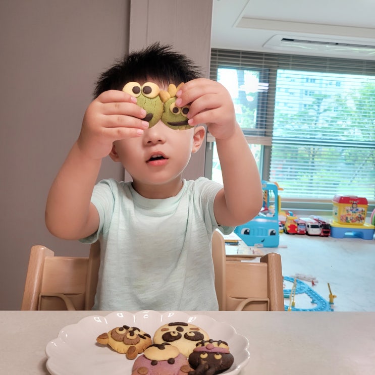  3살 아이 손으로 직접 조물조물 촉감놀이 토이쿠키 만들기