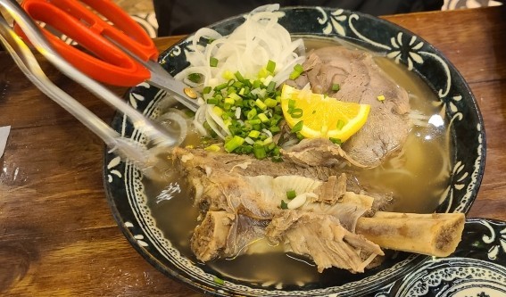  경기도 수원에서 베트남 음식 맛집인 [인더비엣] 입니다.