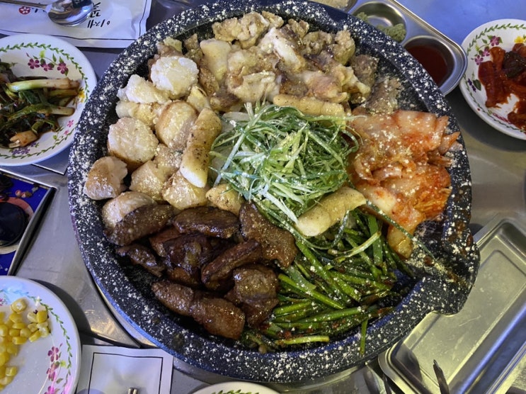  대구 삼덕동 맛집 백설양곱창 돌판삼겹살 고기 한 판 먹었어요