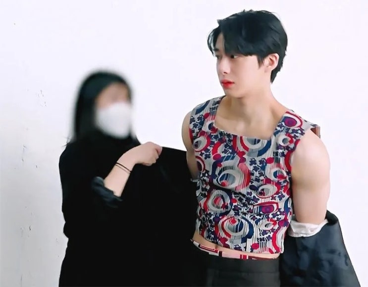  몬엑 형원 어깨 근육 뭐야??