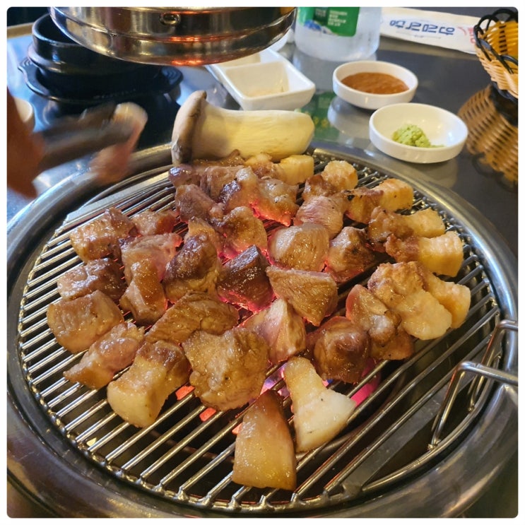  연탄 불로 굽는 제주 흑돼지 팔각촌 제주도 맛집 인정