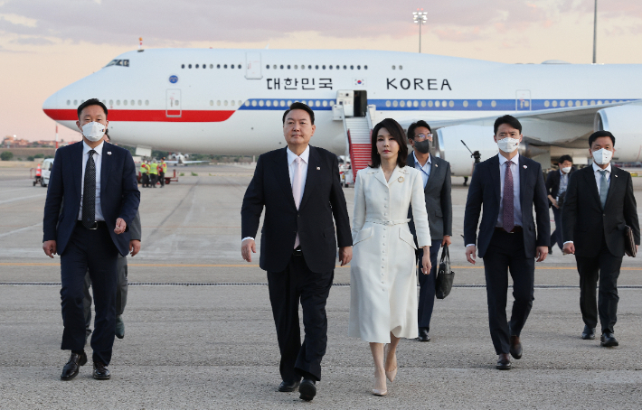 中 관영매체 윤 대통령 <b>나토 정상회의 참석</b> 비판