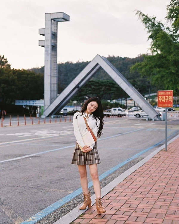 호캉스 인증한 '서울대 출신' 여배우 이시원, 비키니 입고 호텔 수영장에서 우월한 몸매 뽐내 호캉스 인증한 '서울대 출신' 여배우 이시원, 비키니 입고 호텔 수영장에서 우월한 몸매 뽐내