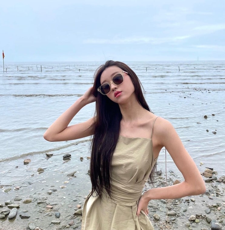 오마이걸 유아, 가녀린 쇄골 라인과 팔 라인 드러낸 모델 포스로 넘사벽 몸매 자랑 오마이걸 유아, 가녀린 쇄골 라인과 팔 라인 드러낸 모델 포스로 넘사벽 몸매 자랑