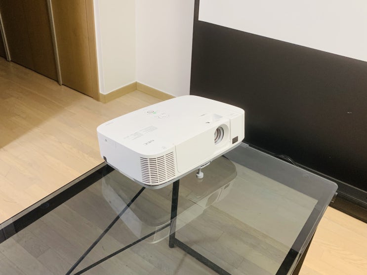  호텔 손님들 대기 공간에 빔프로젝터랑 120인치 스크린 시공해서 인테리어 했어요