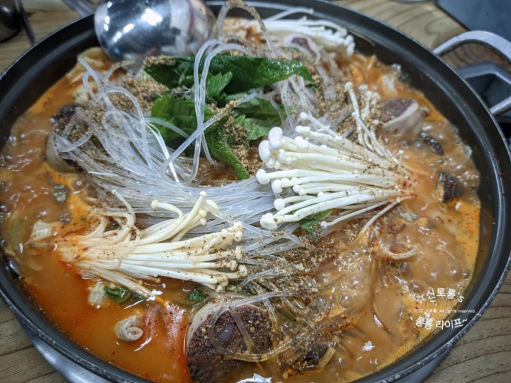  원평시골순대에서 전골에 술 한 잔 아직도 소주가 2천 원.