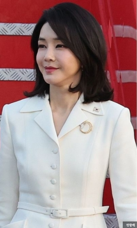 김건희 <b>나토</b>패션, 태극기 배지 달고 <b>만찬</b> 참석...레티시아... 