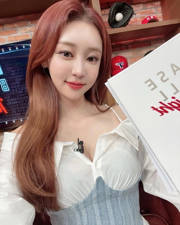 '야구 여신' 박지영, 아나운서 중 골반 원톱? 튜브톱 입고 야구팬들 마음을 흔든 우월한 몸매 뽐내 '야구 여신' 박지영, 아나운서 중 골반 원톱? 튜브톱 입고 야구팬들 마음을 흔든 우월한 몸매 뽐내