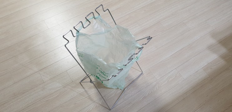  쓰레기봉투 걸이로 편하게 버려요.