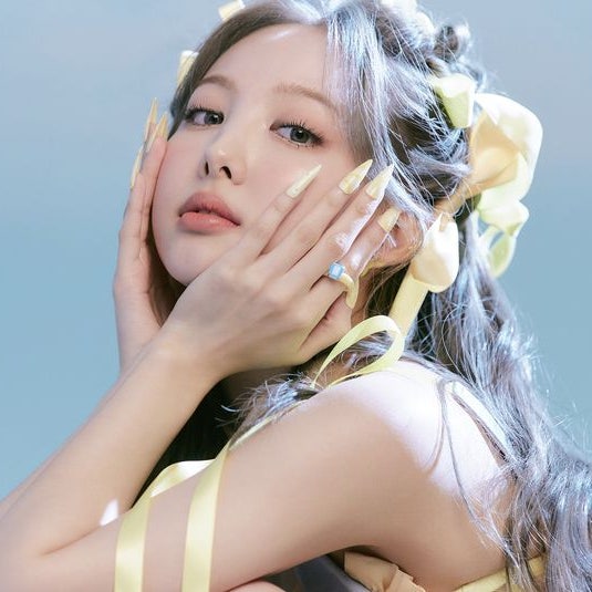 돈을 부르는 나연 셀카 배경화면 가즈아 (일화 有)
