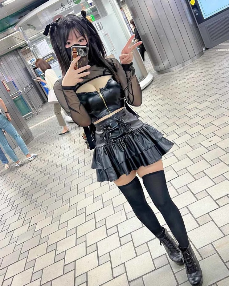 일본 유명 코스튬플레이어 유토리, 파격적인 옷차림으로 신촌 활보...한국에 머무르는듯 일본 유명 코스튬플레이어 유토리, 파격적인 옷차림으로 신촌 활보...한국에 머무르는듯