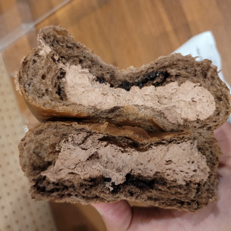 찾았다 4개의 연세크림빵에서 3번째 조각 &lt;연세우유 초코 생크림 빵&gt;