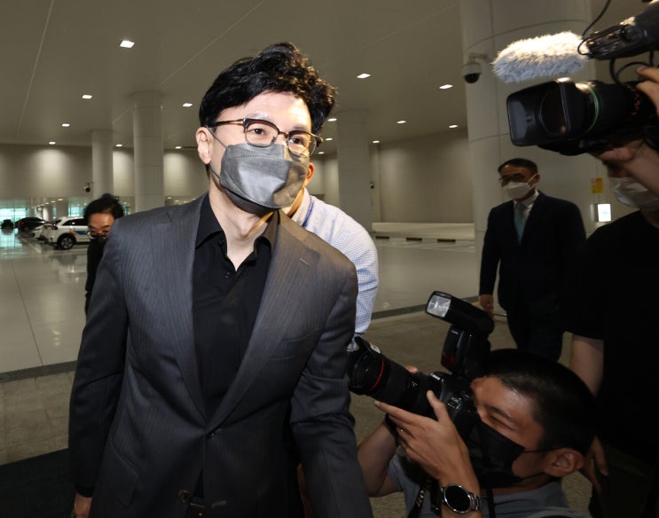 <b>총장</b> 없는 <b>검찰</b> 인사, 법 위에 한동훈?