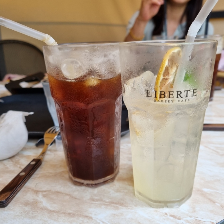 안산 대부도 베이커리 카페, 리베르테. (놀이시설, 아기의자) 안산 대부도 베이커리 카페, 리베르테. (놀이시설, 아기의자)