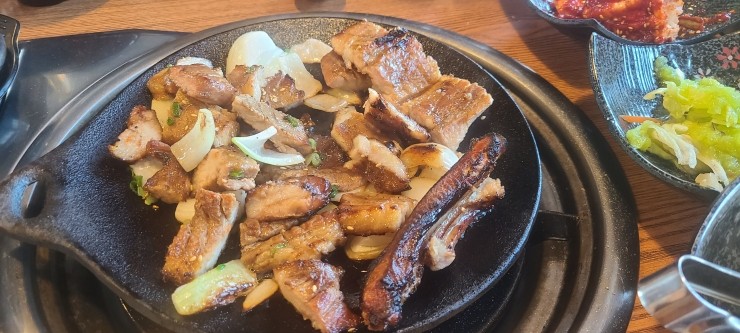  경기도 수원에서 구워져서 나오는 석갈비 맛집인 [정인석갈비] 입니다.