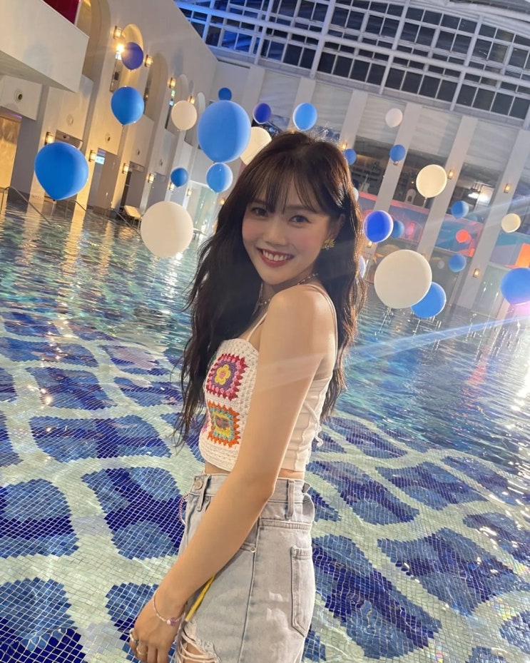 오마이걸 효정, 가녀린 팔라인과 상큼한 미소가 돋보인다...8등신 넘어서는 완전체 비율 오마이걸 효정, 가녀린 팔라인과 상큼한 미소가 돋보인다...8등신 넘어서는 완전체 비율